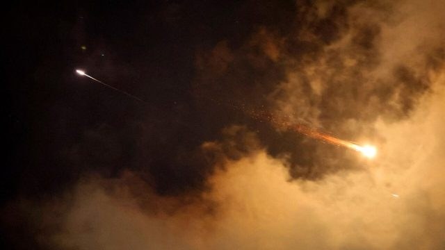 «Βροχή» οι πύραυλοι στην Ντόχα: Βίντεο με την επίθεση του Ιράν σε αμερικανική βάση στο Κατάρ