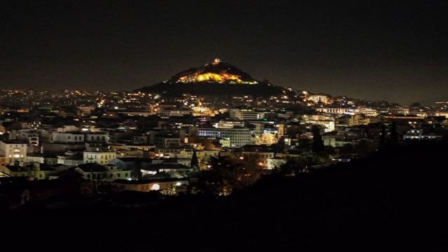 Συναγερμός στον Λυκαβηττό: Έγινε διαρροή πετρελαίου από γεννήτρια – Τροχαίο από αυτοκίνητα που έκαναν κόντρες