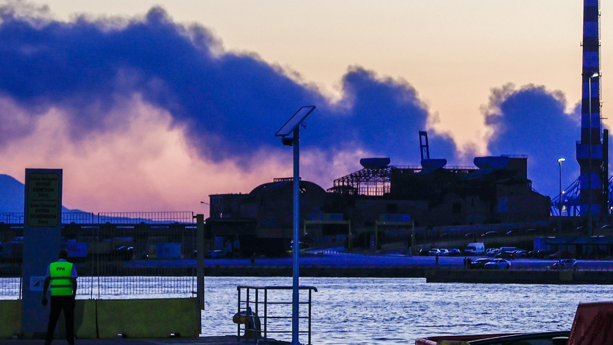 Συναγερμός στην Πυροσβεστική: Φωτιά σε εργοστάσιο στα Μέγαρα
