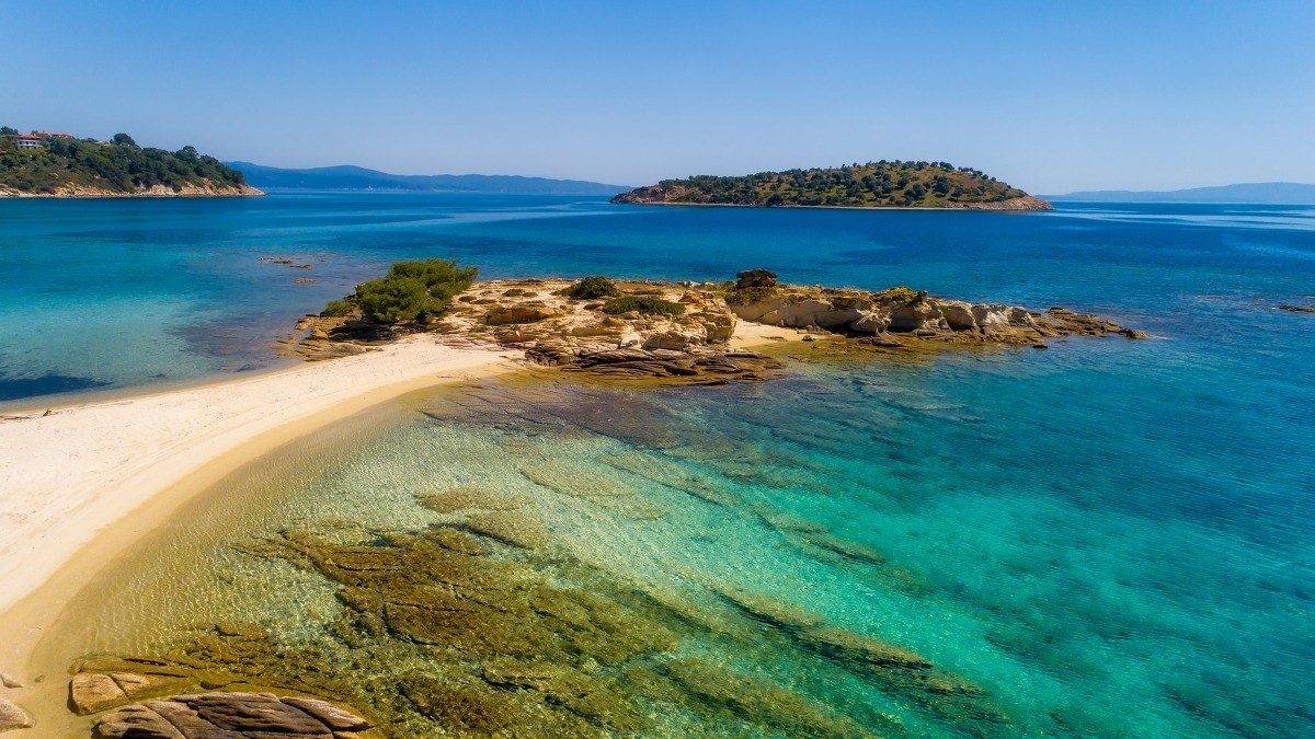 Η παραλία που επιβεβαιώνει ότι σαν την Χαλκιδική δεν έχει: «Διπλά» κρυστάλλινα νερά και χρυσαφένια αμμουδιά