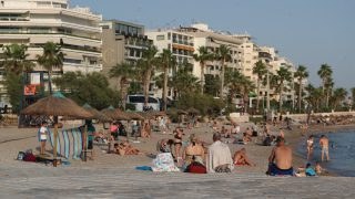 Για μπανάκι… παγωμένο λόγω τιμών στην Αττική: Πόσο κοστίζουν οι ομπρέλες και οι ξαπλώστρες στις παραλίες