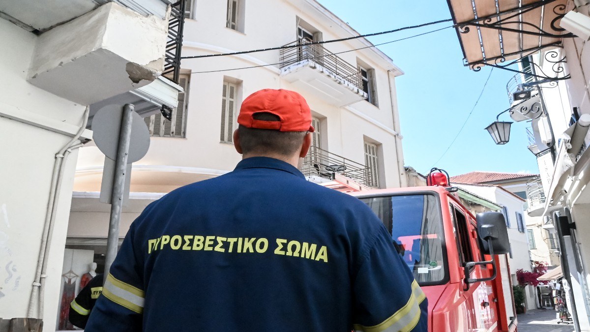 Τρόμος στην Ακαδημία Πλάτωνος: Έκρηξη σε διαμέρισμα με δύο αστυνομικούς τραυματίες