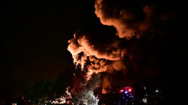 Μεγάλη φωτιά σε εργοστάσιο στα Μέγαρα: «Κλείστε πόρτες και παράθυρα», ήχησε 112 – Αποπνικτική η ατμόσφαιρα