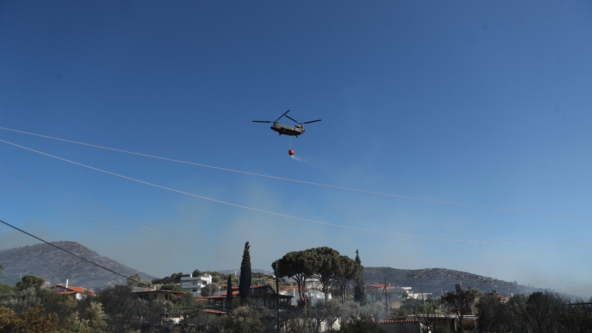 Σε ύφεση η φωτιά στην Παλαιά Φώκαια: Μέχρι τα Κύθηρα έφτασε ο καπνός – Δεν υπάρχει ενεργό μέτωπο