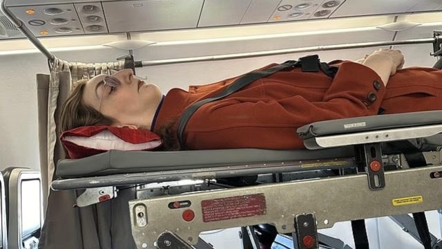 Η ψηλότερη γυναίκα του κόσμου αναγκάζεται να πληρώνει 6 θέσεις στο αεροπλάνο για να ταξιδέψει