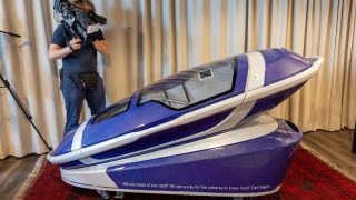 Σοκ στην Ελβετία: Αυτοκτόνησε ο γιατρός που είχε βοηθήσει γυναίκα να πεθάνει με τη μέθοδο Sarco Pod