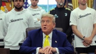 Ο Τραμπ απειλεί ευθέως τον Πούτιν: «Λέει μ@@@κίες για την Ουκρανία, θα δεχθεί κυρώσεις αν δε συμφωνήσει»