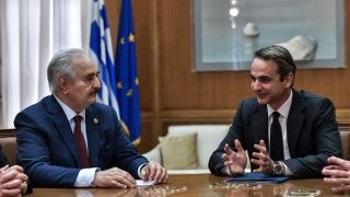 Και ο Χαφτάρ εναντίον της Ελλάδας για τις έρευνες για υδρογονάνθρακες: Τι σημαίνει η στάση του και πώς αντιδρά η κυβέρνηση
