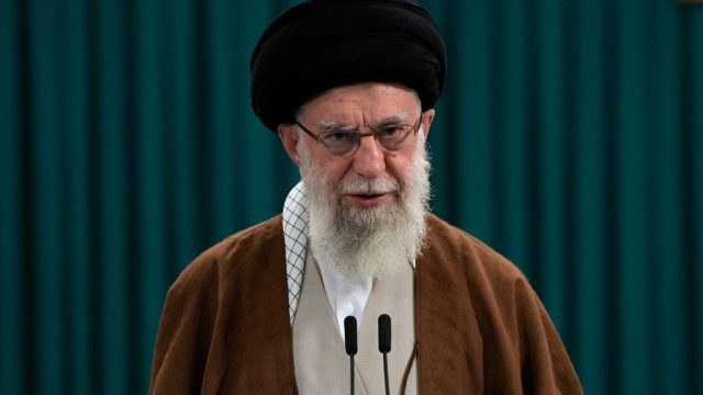 Κρίσιμες ώρες στη σύγκρουση Ιράν – Ισραήλ: «Ο σιωνιστικός εχθρός τιμωρείται», λέει ο Χαμενεΐ