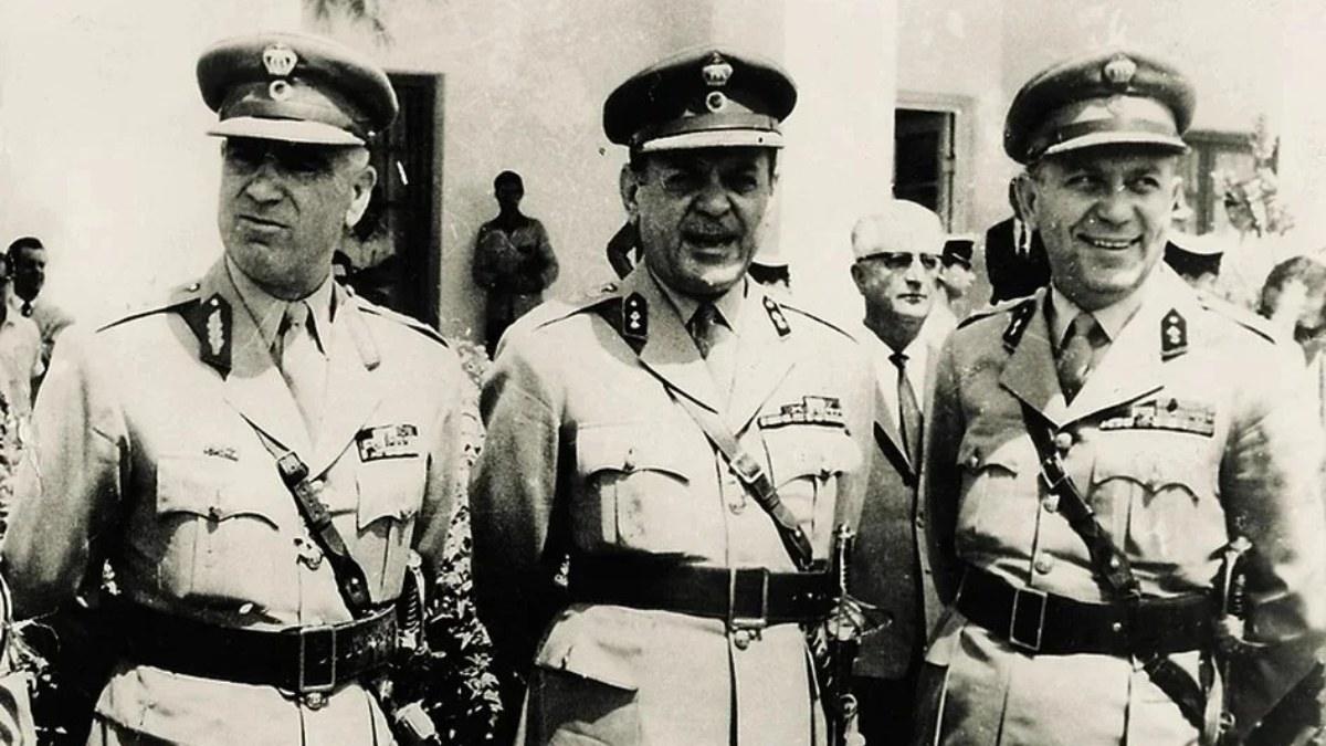 Σαν σήμερα, το 1973, η Χούντα καταργεί τη μοναρχία και προτάσσει το έμβλημα της Ελληνικής Πολιτείας