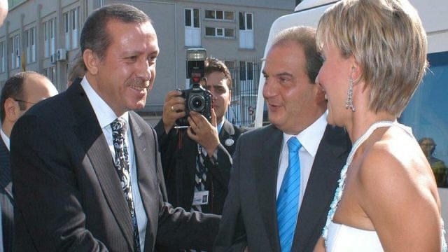 Σαν σήμερα, 11 Ιουλίου 2004: Ο Κώστας Καραμανλής παντρεύει την κόρη του Ρετζέπ Ταγίπ Ερντογάν