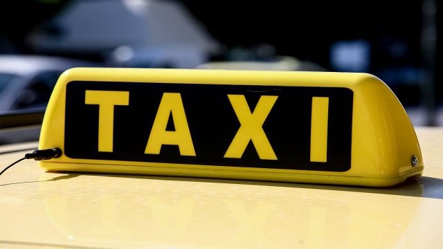 Η διαδρομή «θρίλερ» κοπέλας σε ταξί: Έκλεισε από εφαρμογή οδηγό και εμφανίστηκε… άλλος (Video)