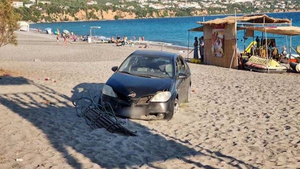 Απίθανο τροχαίο στην παραλία της Καλαμάτας: ΙΧ κατέληξε στην αμμουδιά – Τραυματίστηκε πεζή