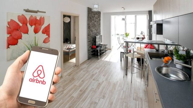 Το τέλος της άγριας δύσης: Η ΑΑΔΕ βάζει «λουκέτο» σε χιλιάδες Airbnb και αλλάζει τους κανόνες του παιχνιδιού