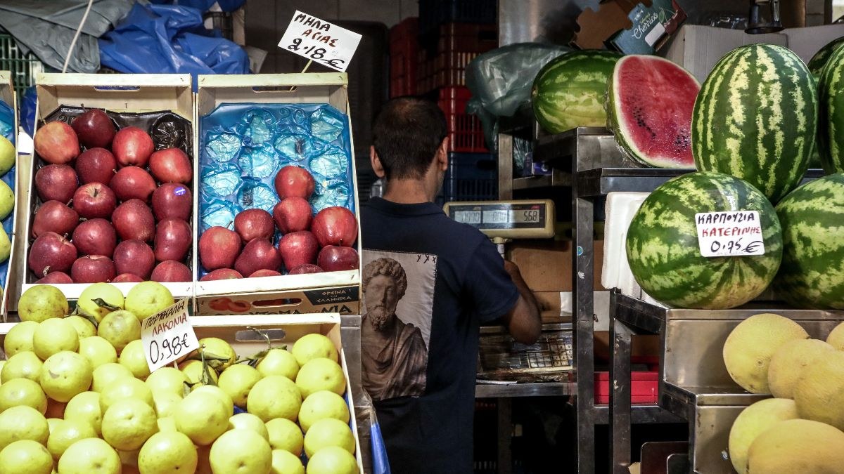 Ακρίβεια: Στα «ύψη» οι τιμές των καλοκαιρινών φρούτων – Ποιο είναι το πιο «τσιμπημένο»
