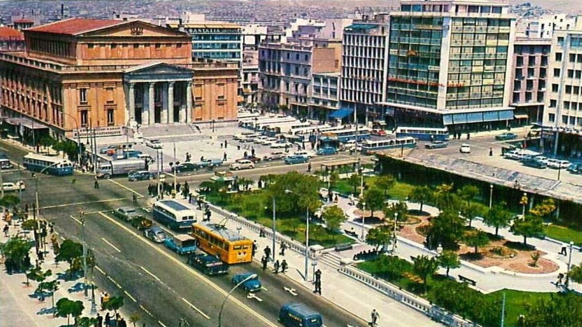 Κουίζ για την παλιά Αθήνα: Αναγνωρίζετε την πλατεία; Είναι από τις πιο γνωστές