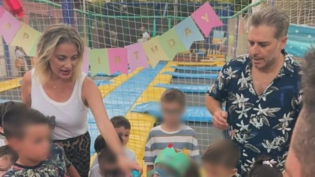 Δροσάκη – Μπουρδούμης: Ο γιος τους έγινε 5 χρονών – Η θεματική τούρτα και οι σούπερ ήρωες ηθοποιοί