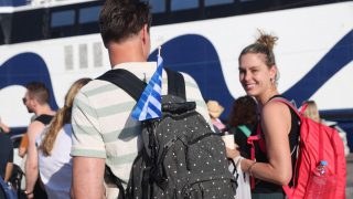 Έρευνα: Οι Έλληνες σπάνε τον «κουμπαρά» για να πάνε διακοπές – Το 56% ξοδεύει περισσότερα το καλοκαίρι