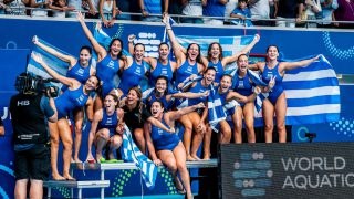 Τρέλα για τα «χρυσά» κορίτσια της Εθνικής Πόλο: Οι έξαλλοι πανηγυρισμοί με τους Έλληνες φιλάθλους στη Σιγκαπούρη!