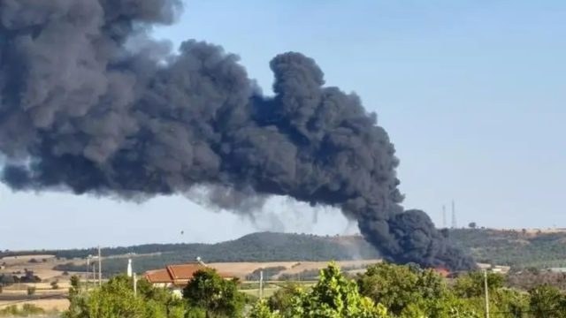 Συναγερμός στην Αλεξανδρούπολη για φωτιά σε βιοτεχνία ανακύκλωσης – «Κλείστε πόρτες και παράθυρα»