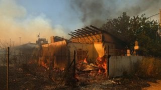 Σε επιφυλακή για την φωτιά στο Κρυονέρι: Φοβούνται το πλιάτσικο στα καμένα σπίτια