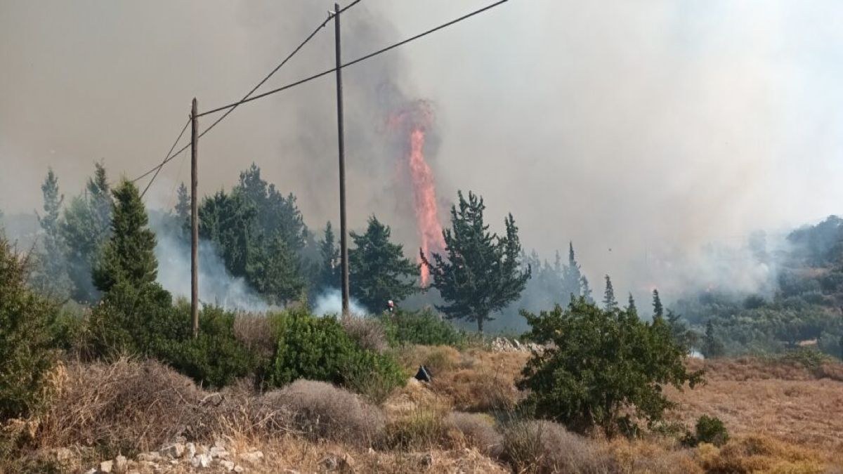 Ανεξέλεγκτη η πυρκαγιά στα Κύθηρα: Η αλλαγή του ανέμου απειλεί νέες περιοχές