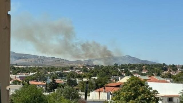 Μεγάλη φωτιά στην Δροσοπηγή κοντά στις Αφίδνες – Στάλθηκε μήνυμα από το 112