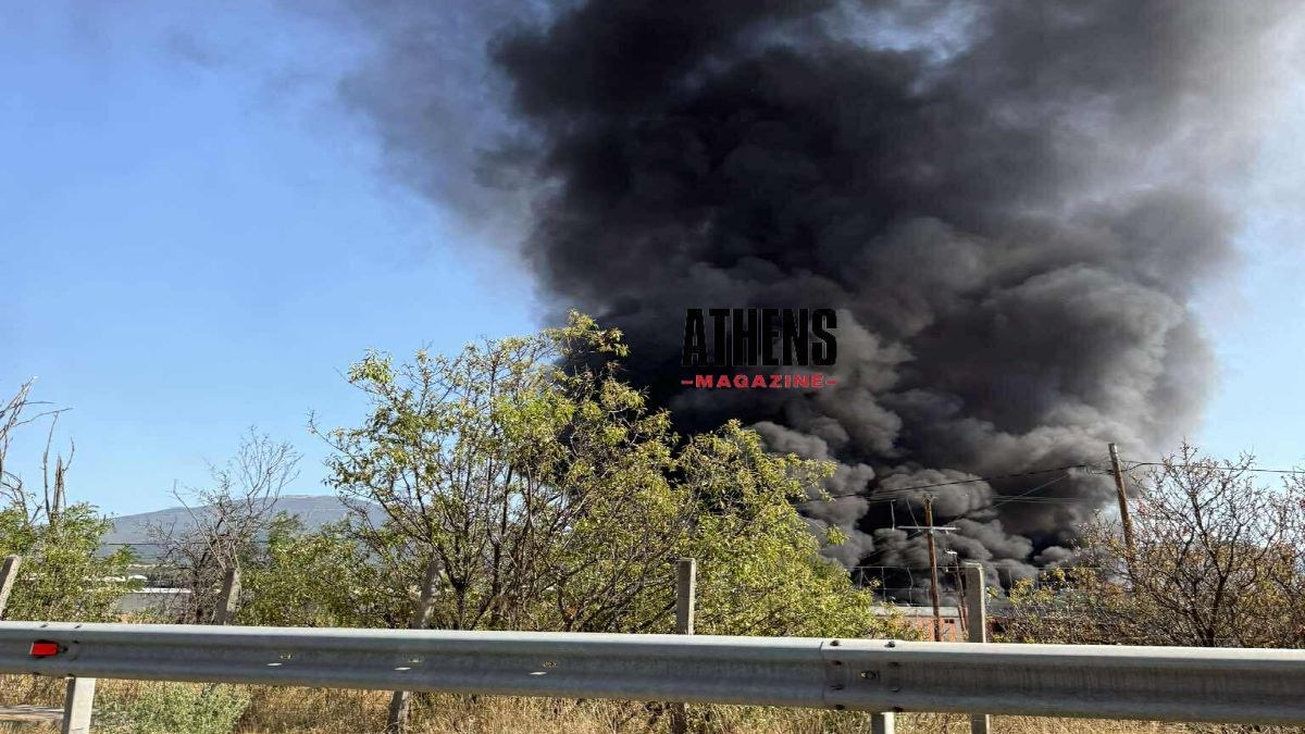Μαίνεται η πυρκαγιά στο εργοστάσιο πλαστικών στη Ριτσώνα – Μήνυμα από το 112 στους κατοίκους για επικίνδυνους καπνούς