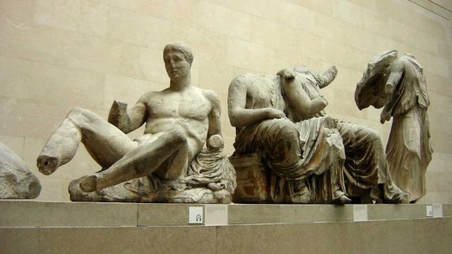 «Μην τα επιστρέψετε στην Ελλάδα»: Μπλόκο για τα Γλυπτά του Παρθενώνα – Καμπάνια κατά της επιστροφής τους