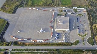 Συναγερμός στην Καλαμάτα: Φωτιά στη βόρεια πύλη του αεροδρομίου
