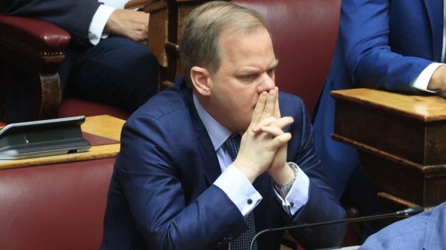 Παραπομπή Καραμανλή στο Δικαστικό Συμβούλιο για τα Τέμπη – Εντάσεις και αποχωρήσεις στη Βουλή