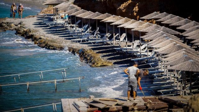 Αυθαίρετα σε αιγιαλό και παραλία: Τι διατηρείται και τι κατεδαφίζεται – Στη μάχη και τα ψηφιακά μέσα