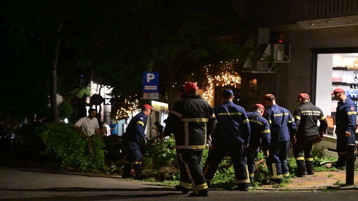 Κολωνάκι: Το χειρόφρενο… ξεχάστηκε και το αυτοκίνητο έπεσε στο εστιατόριο – 11 τραυματίες, ένας σοβαρά