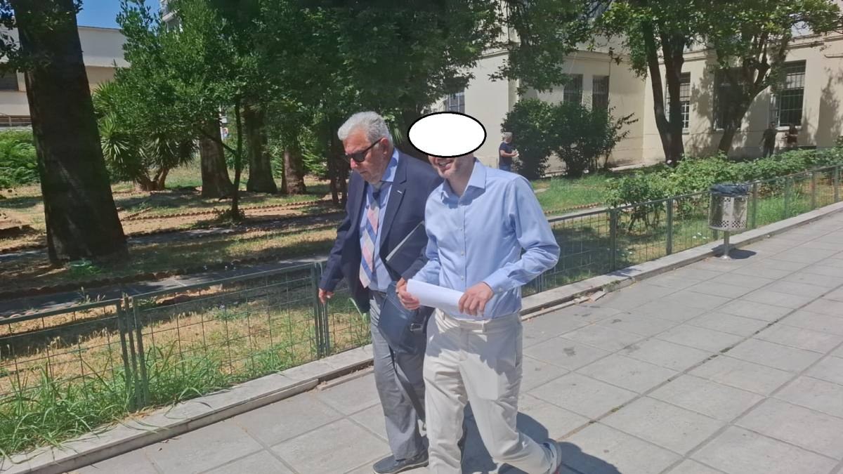 Χαμογελαστός στα δικαστήρια ο δημοσιογράφος που κατηγορείται για εκβιασμό της Ζέττας Μακρή