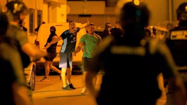 Ταραχές και συλλήψεις στη Μούρθια της Ισπανίας – Κάλεσμα για «κυνήγι» μεταναστών