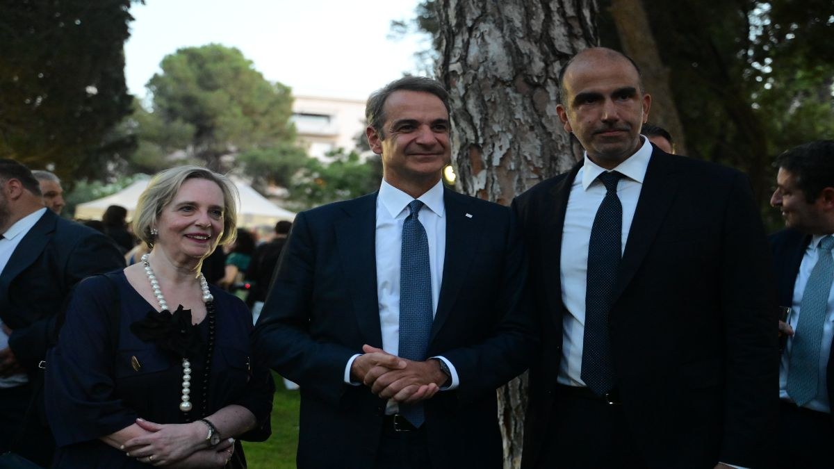Οι κουβέντες στο Προεδρικό Μέγαρο, ο εκνευρισμός του Μητσοτάκη για τον Καραμανλή και η επίθεση του Μαξίμου σε σημαίνοντα υπουργό