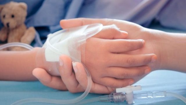 Θρήνος στο νοσοκομείο Αγρινίου: Τραγική φιγούρα ο πατέρας που παρέσυρε με το αγροτικό τη 2χρονη κόρη του