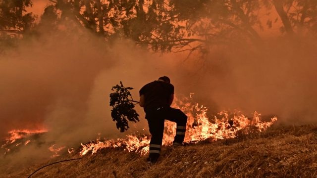 Πυρκαγιές σε κάθε γωνιά της Ελλάδας: Εκκενώσεις σε Κύθηρα, Εύβοια, Μεσσηνία και Αττική – Ευρωπαϊκά αεροσκάφη αναμένονται για ενίσχυση