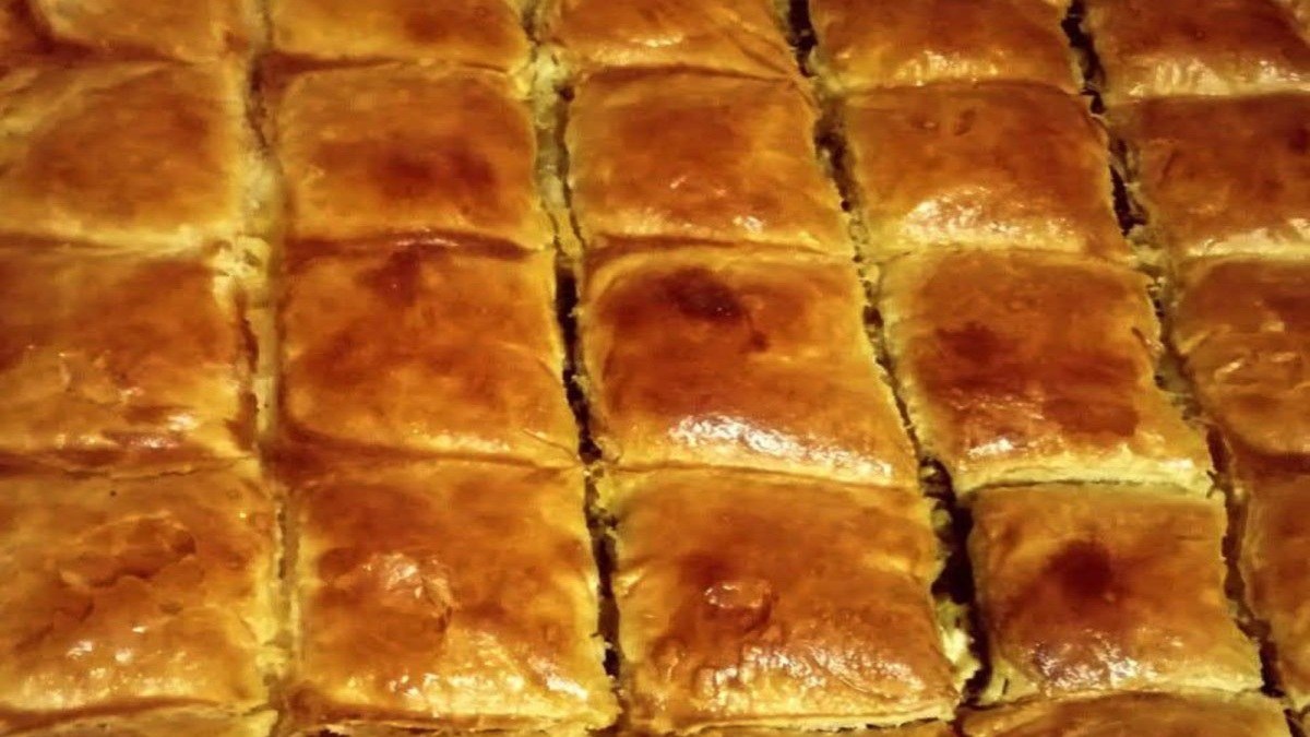 Συνταγή για χορτόπιτα με σπανάκι, καυκαλήθρες και μυρώνια