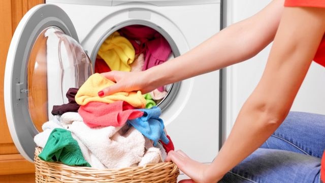 Ποτέ ξανά στους 40: Αυτή είναι η θερμοκρασία που θα σώσει τα ρούχα σας στο πλύσιμο