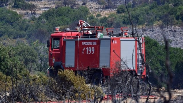 Φωτιά στην Ρόδο – Άμεση η επέμβαση της πυροσβεστηκής