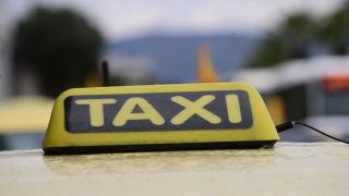 Αδιανόητο σκηνικό στην Κρήτη: Ταξιτζής… Ελληναράς πέταξε στο δρόμο μητέρα τριών παιδιών για να πάρει τουρίστες