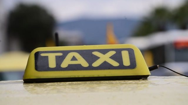 Αδιανόητο σκηνικό στην Κρήτη: Ταξιτζής… Ελληναράς πέταξε στο δρόμο μητέρα τριών παιδιών για να πάρει τουρίστες