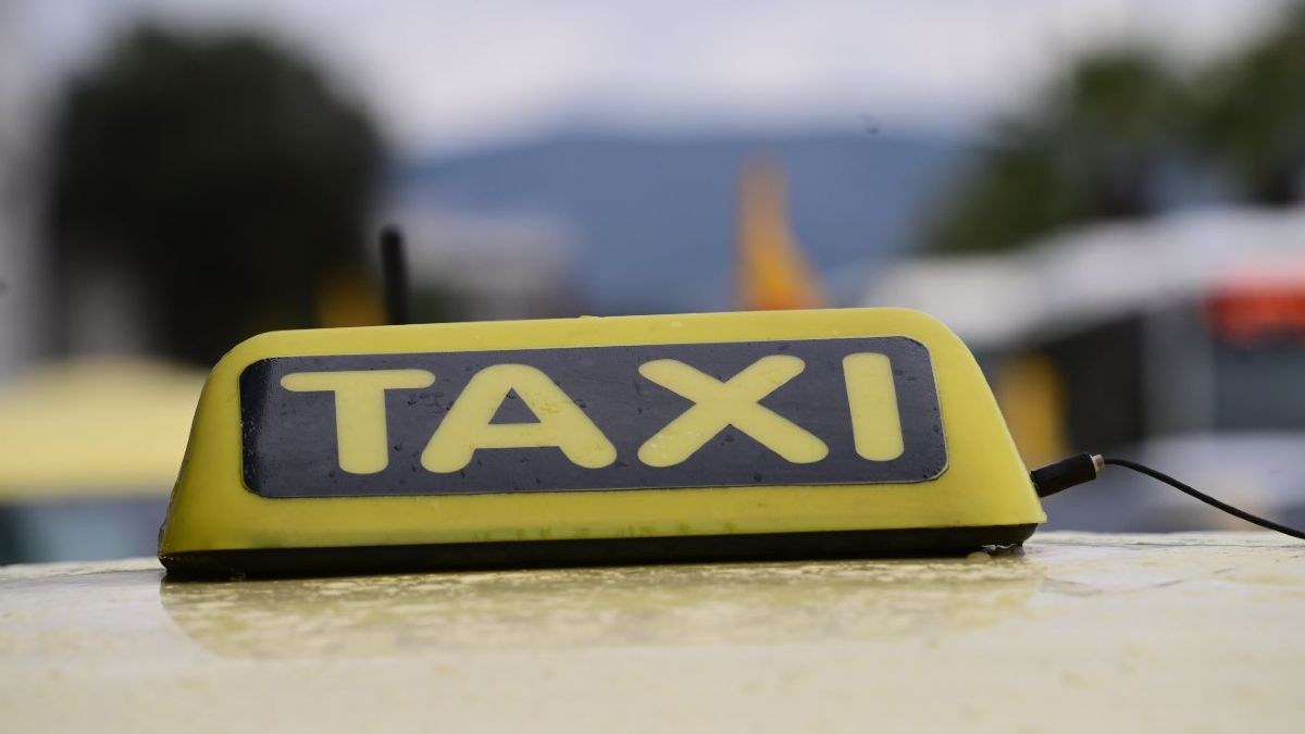 Αδιανόητο σκηνικό στην Κρήτη: Ταξιτζής… Ελληναράς πέταξε στο δρόμο μητέρα τριών παιδιών για να πάρει τουρίστες