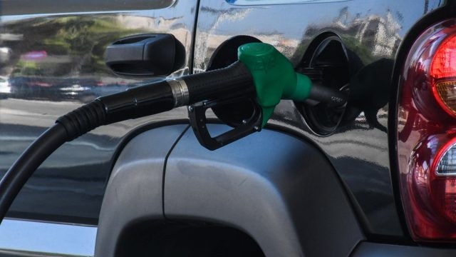 Καύσιμα: «Παράθυρο» για νέα επιδότηση σε diesel και πετρέλαιο θέρμανσης – Οι τρεις επιλογές για να πέσουν οι τιμές
