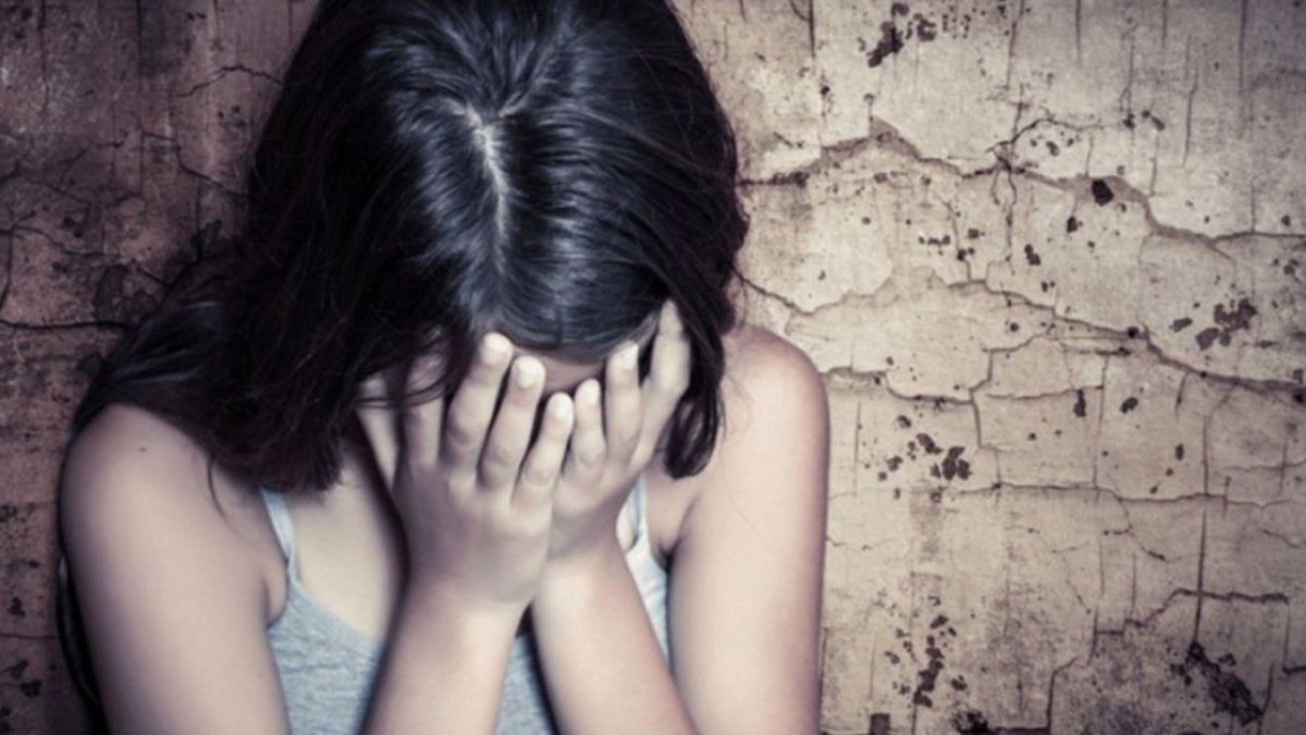 «Τι να σου πω μαμά, ότι με βίασαν;» – Συγκλονίζει η 14χρονη για όσα φρικτά πέρασε στα χέρια των τεσσάρων νεαρών