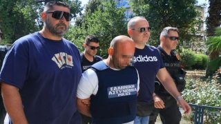 «Θανατική ποινή του αξίζει, είναι ένα τέρας»: «Φουντώνει» η οργή για τον φονιά στο Βόλο