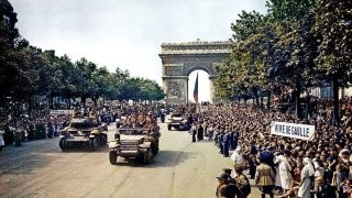 Σαν σήμερα, 29 Αυγούστου 1944: Αμερικανοί στρατιώτες παρελαύνουν στα Ηλύσια Πεδία στο Παρίσι λίγες μέρες μετά την απελευθέρωση από τους Ναζί