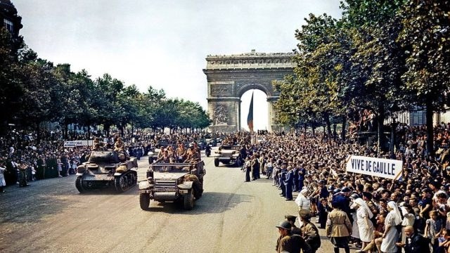 Σαν σήμερα, 29 Αυγούστου 1944: Αμερικανοί στρατιώτες παρελαύνουν στα Ηλύσια Πεδία στο Παρίσι λίγες μέρες μετά την απελευθέρωση από τους Ναζί