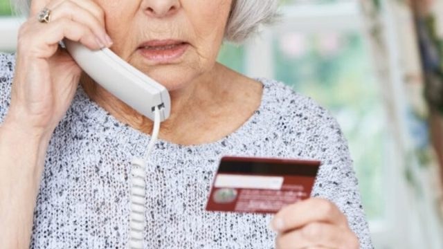 Αλλάζουν όλα στις τηλεφωνικές απάτες: Μετατρέπονται σε κακούργημα όταν τα θύματα είναι ηλικιωμένοι